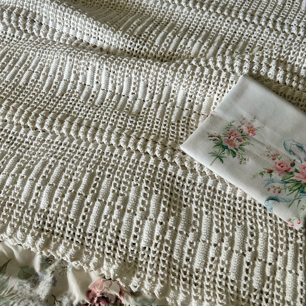 Vintage Elegant Eggshell White Lace Three-Quarter Bed Cotton Handmade Blanket